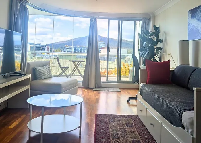 Dana-Central Apartment With Mount Ainslie Views